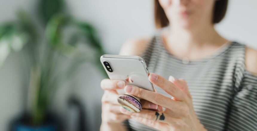 Tara out of focus hold cell phone in focus